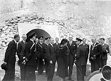 King George VI visits the shelter
